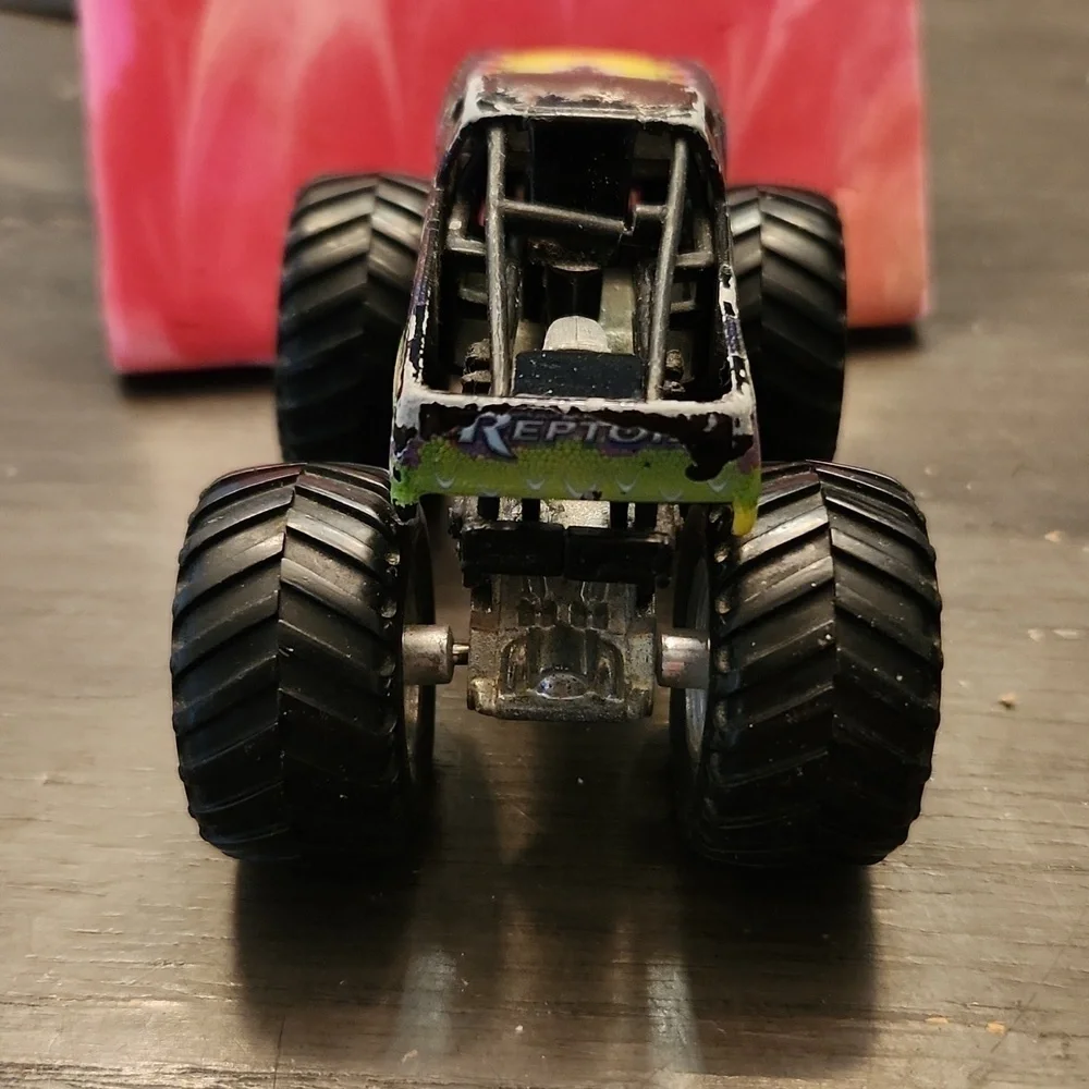 Hotwheels Reptoid 4x4 truck has paint chips flaws metal body